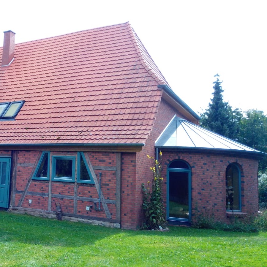 Haus_Vorderseite-q 20260518_Kamin in Wohnküche1